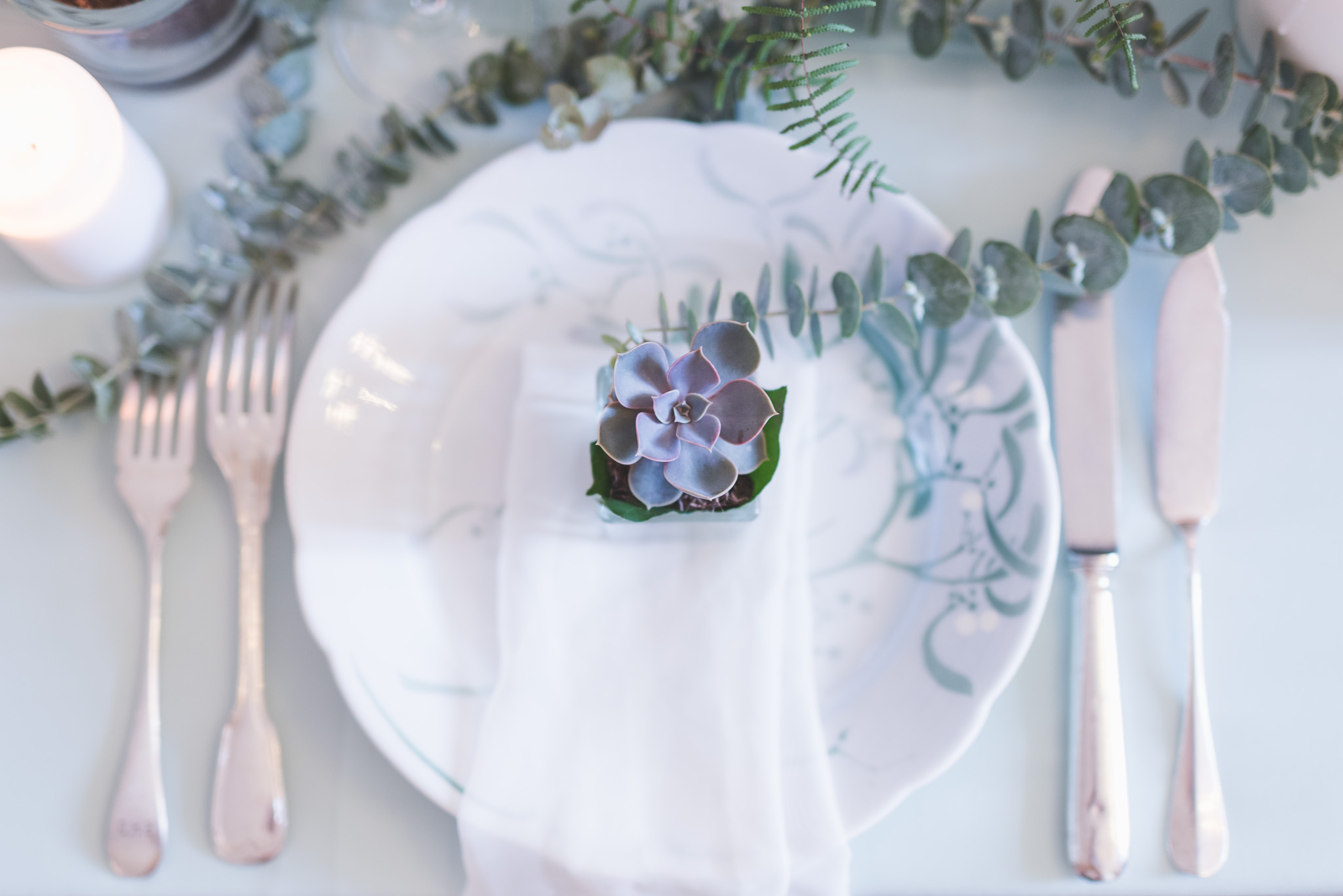Décoration et composition florale de la réception et des tables de mariage lors de ce shooting champêtre.