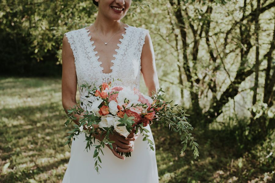 Bouquet de mariée chic et bohème de ce mariage dans une grange avec des fleurs d'Elisabeth Delsol.