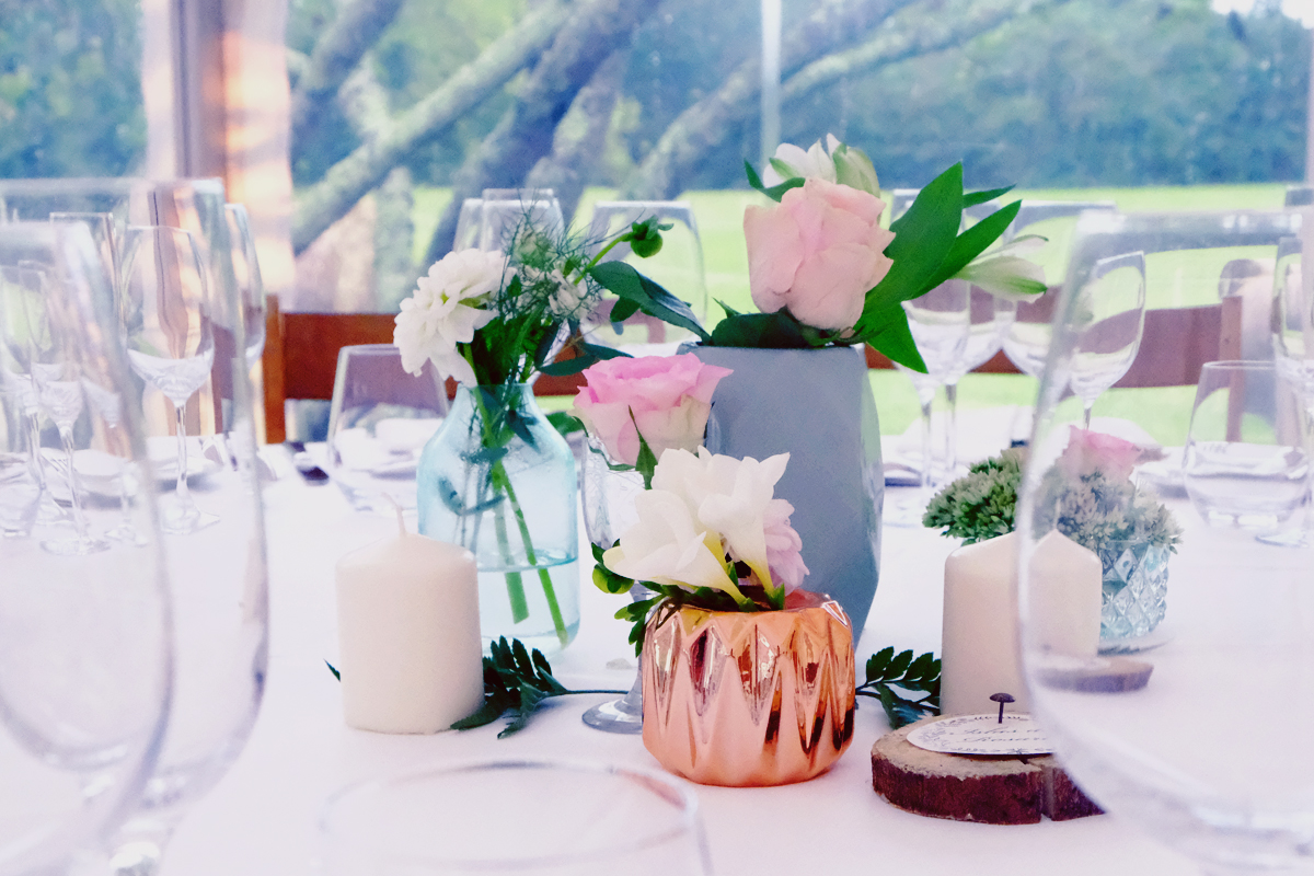 Centre de table en fleur de mariage sous chapiteau sur Biarritz et le Pays Basque.