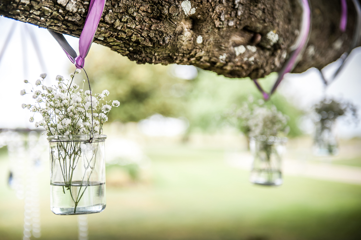Décoration d'extérieur et d'arbre lors de mariage en fleurs de gypsophile.