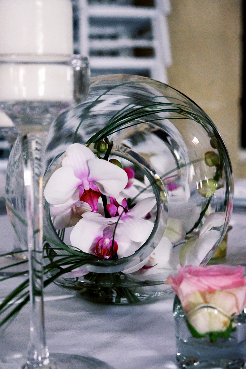 Composition florale en orchidée de déco de salle de mariage romantique et originale par Elisabeth Delsol.