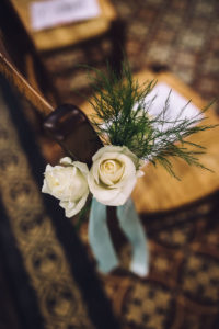 Décoration De Chaise De Mariage En Fleurs Et Roses Blanches.