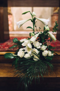 Décoration De Mariage En Fleurs Et Roses Blanches.