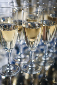 Cocktail Et Champagne De Réception De Mariage Romantique En Aquitaine.