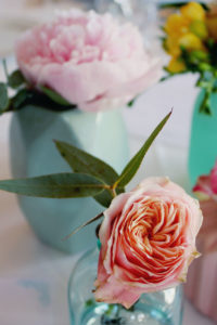 Bouquet Simple En Fleur Orange De Ce Mariage En Juin.
