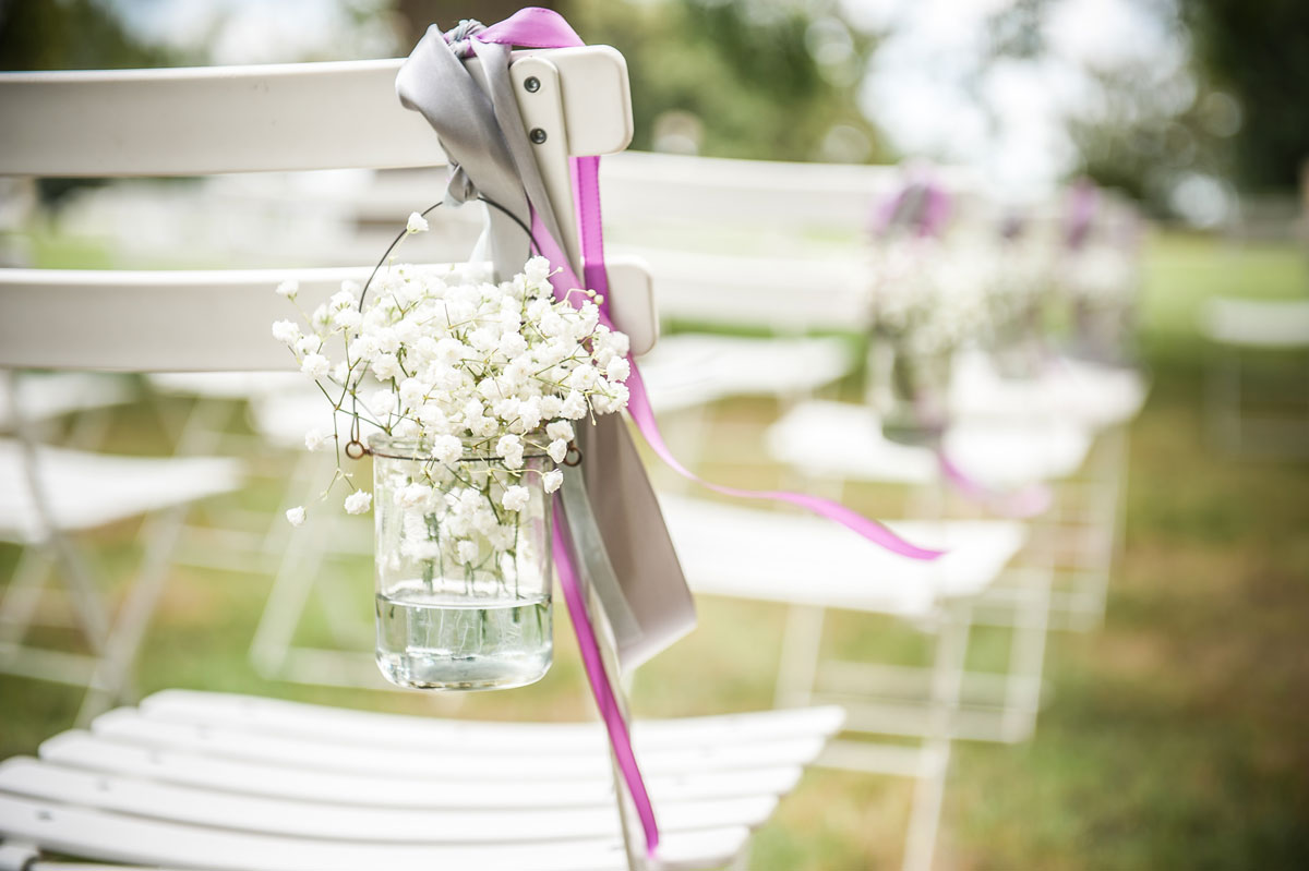 Décoration chaise de mariage : idée et fleur.
