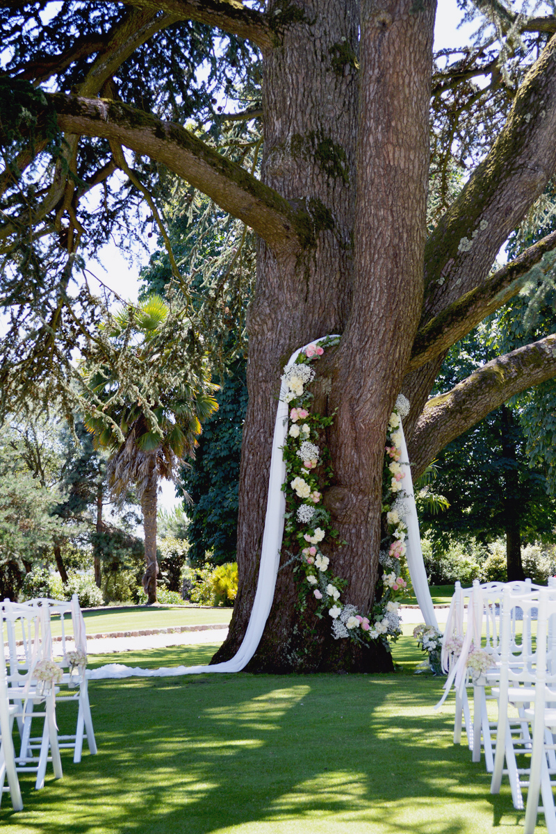 Guirlande de fleur et décoration mariage d'arbre en extérieur.