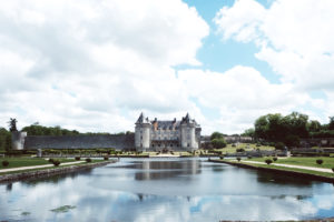 Le Château La Roche Courbon Est Un Lieu De Réception De Mariage élégant Et Haut De Gamme.