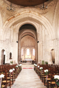 Déco Et Bout De Banc De L'église En Hortensia Blanc Lors De Ce Mariage En Charente Maritime.