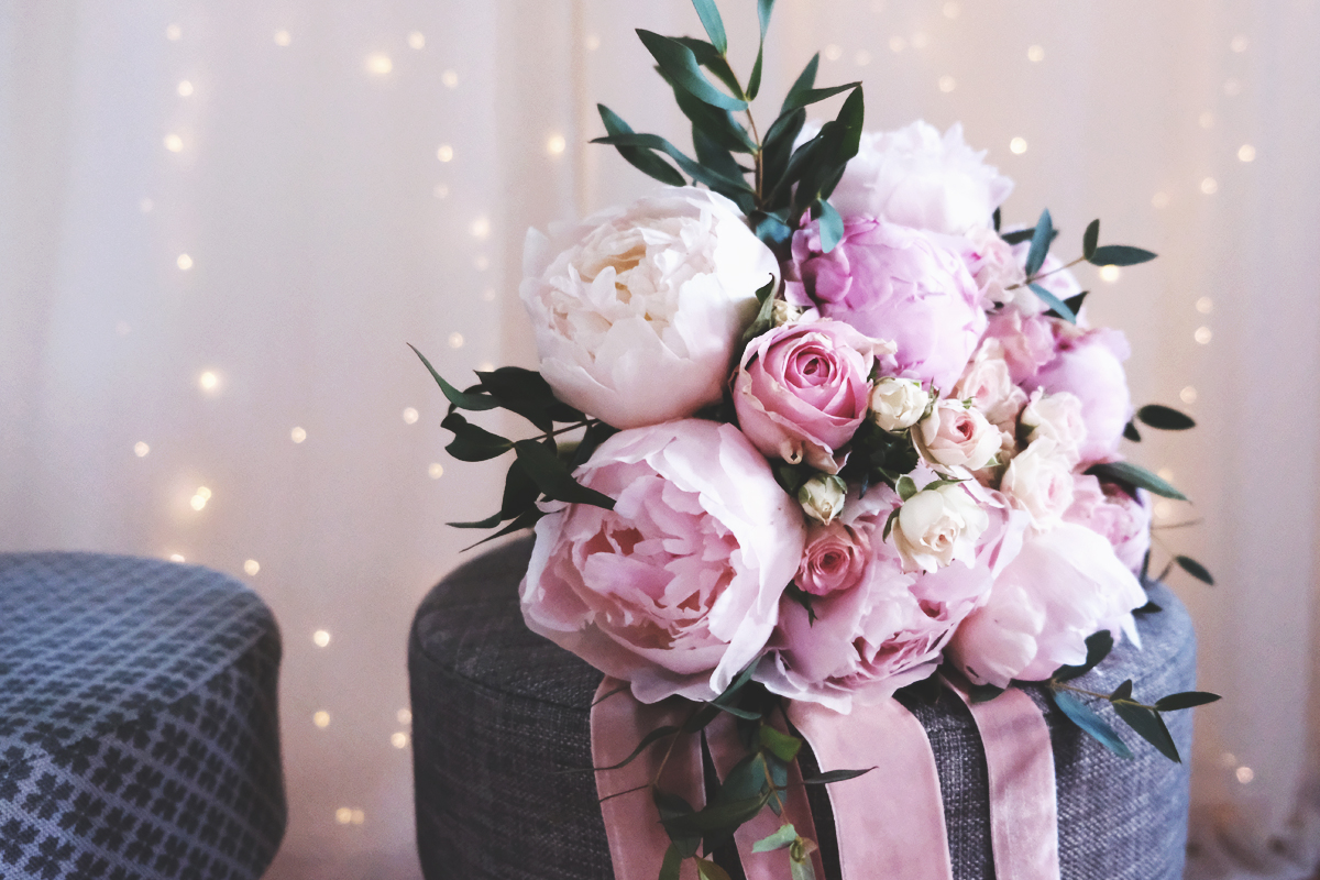 Bouquet de mariée en pivoine rose lors de ce mariage élégant, champêtre et chic au Château La roche Courbon.