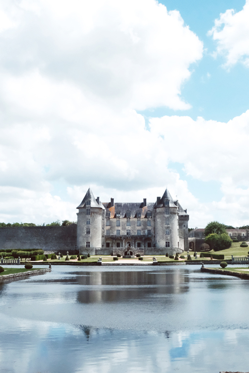 Le Château La Roche Courbon est un lieu de réception de mariage élégant et haut de gamme.