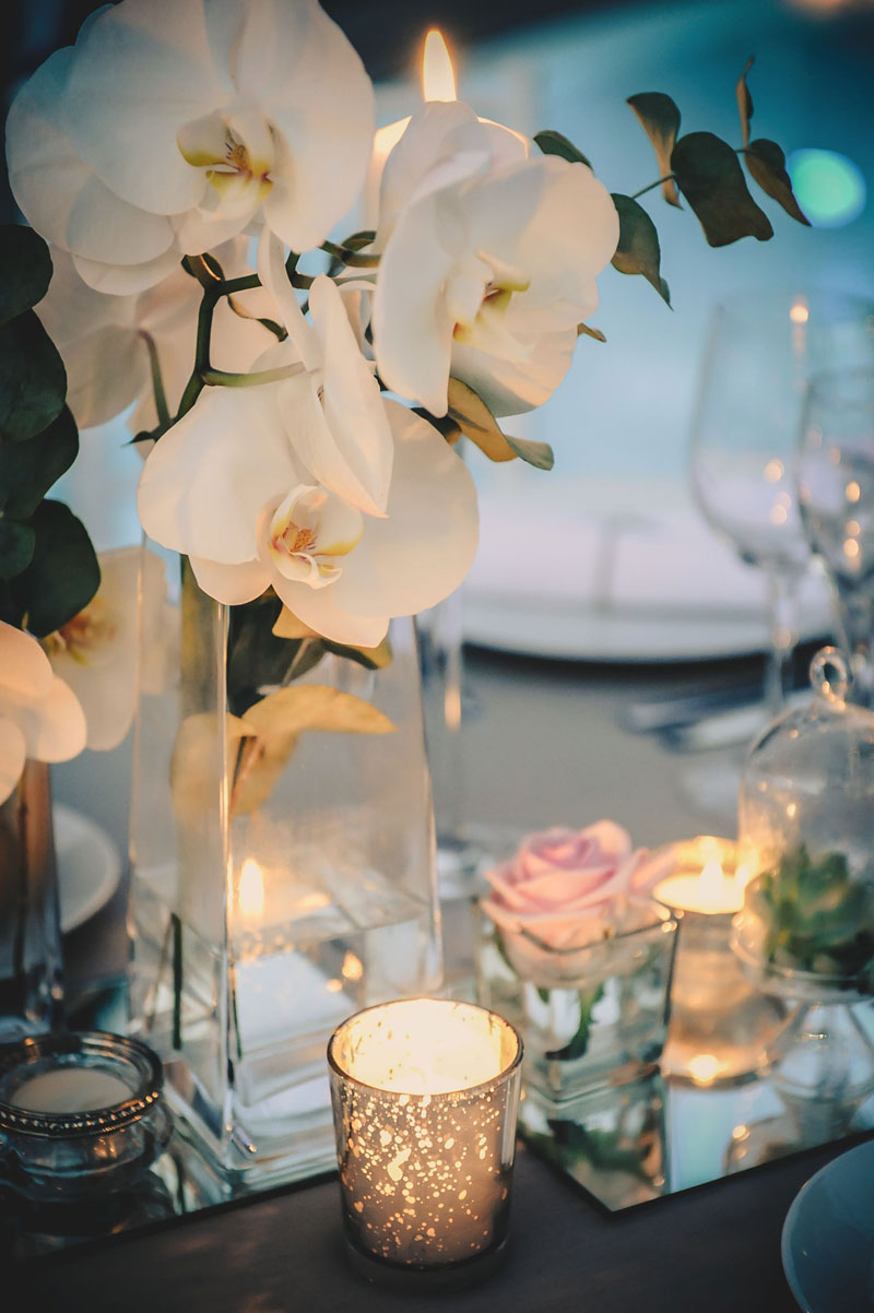 Décoration mariage de restaurant avec des fleurs de saisons.