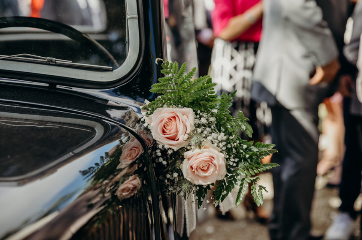Décoration en fleur de voiture de mariage par Elisabeth Delsol.