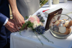 Bouquet De Mariée Champêtre Chic De Ce Mariage Au Cap Ferret.