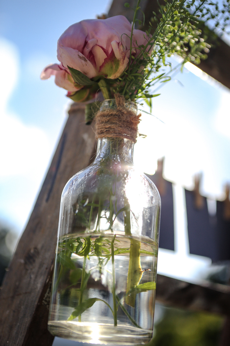Décoration en bouteille de verre pour mariage champêtre chic au Cap Ferret par la décoratrice Elisabeth Delsol.
