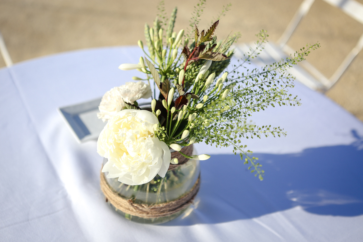 Décoration en pivoine blanche et bouquet de mariage champêtre chic au Cap Ferret par la décoratrice Elisabeth Delsol.