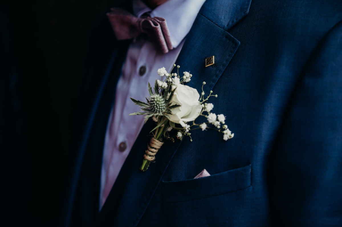 Boutonnière de mariage en fleur par d'une décoration florale d'Elisabeth Delsol.
