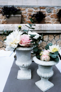 Bouquet De Fleur Dans Un Vase Médicis Au Style Romantique à La Villa La Tosca.