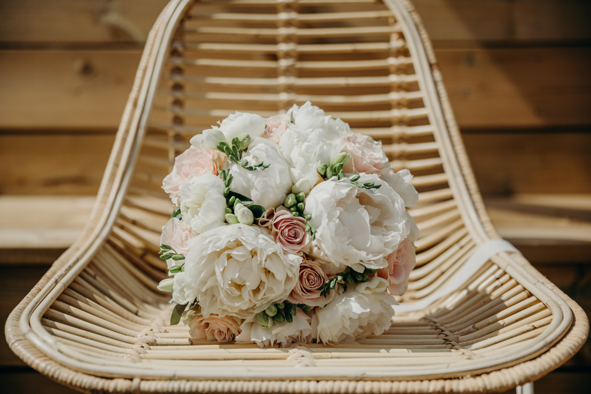 Un bouquet de mariée en pivoine et rose lors d'un mariage à la Villa La Tosca à Lanton.