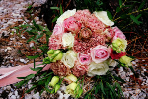 Bouquet De Mariée Romantique En Oeillet Et Rose Pour Un Mariage à La Tradition Juive Qui Se Veut Sublime.