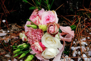 Bouquet De Mariée Romantique En Oeillet Et Rose Pour Un Mariage à La Tradition Juive Qui Se Veut Sublime.