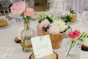Pivoine, Rose Et Fleurs De Ce Mariage Dans Une Salle De Réception Moderne D'Aquitaine.