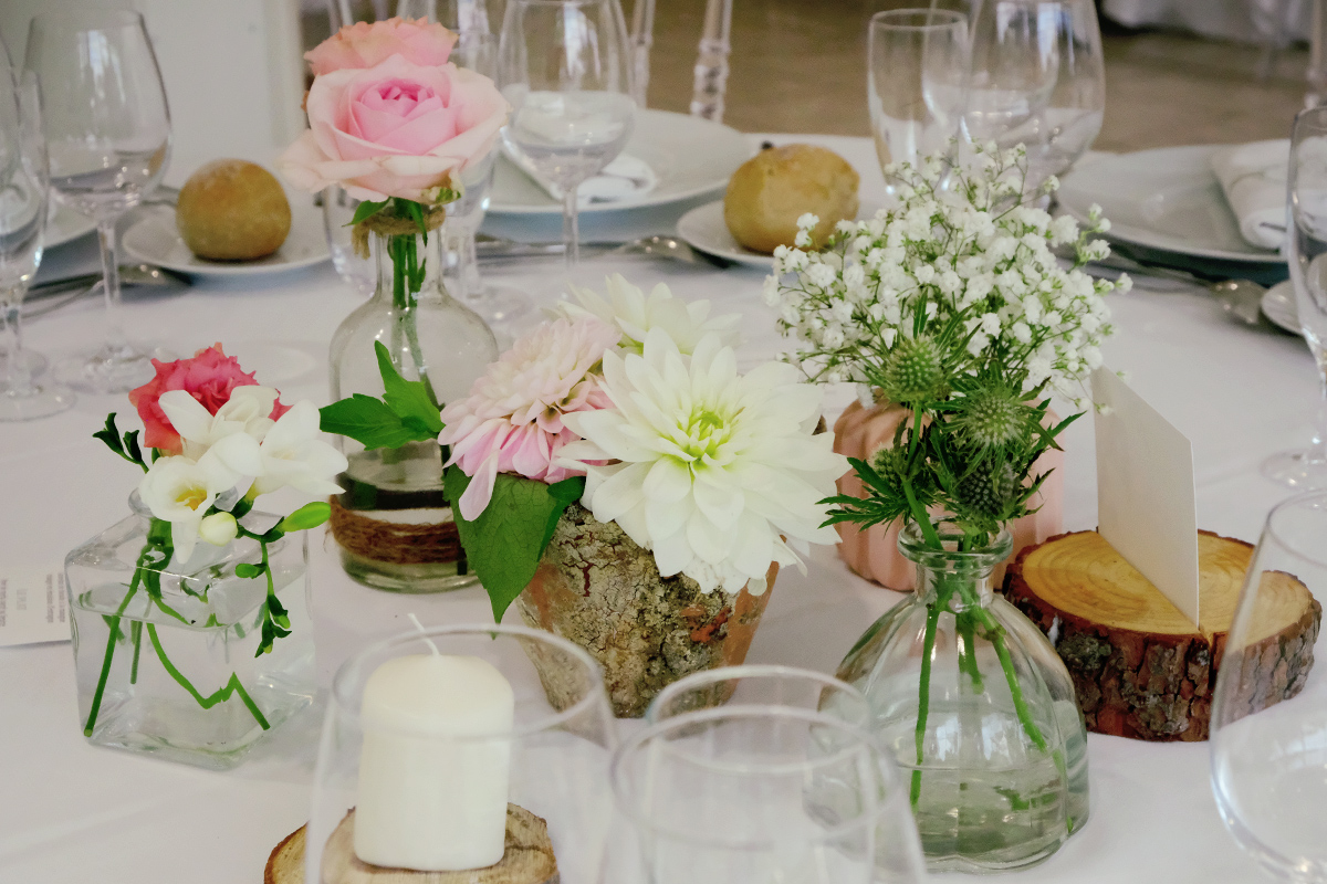 Décoration et bouquets de fleurs magnifiques de ce mariage juif original chic et élégant.