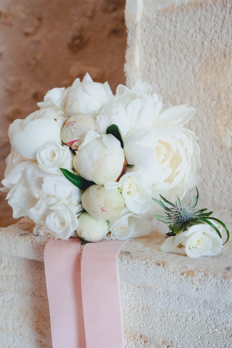 Bouquet de mariée en pivoines blanches pour mariage bohème chic.