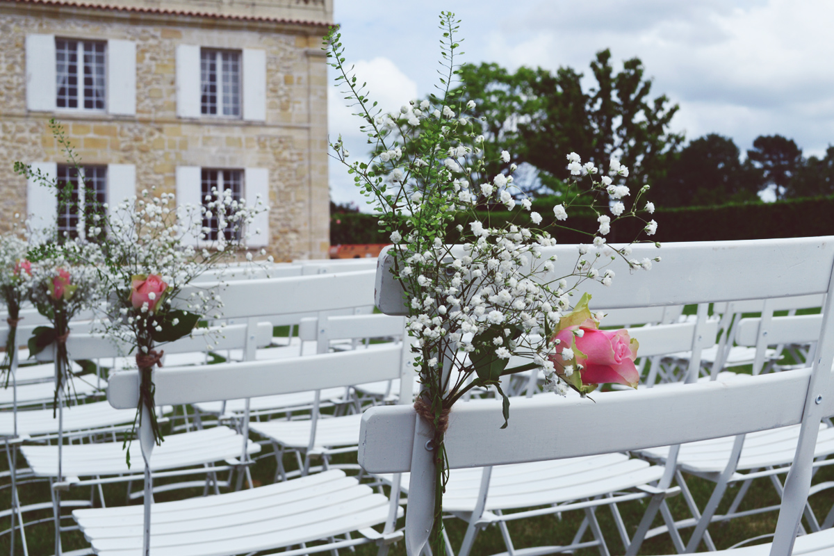 Décoration de chaise de cérémonie laïque champêtre en fleurs de rose et gypsophile.