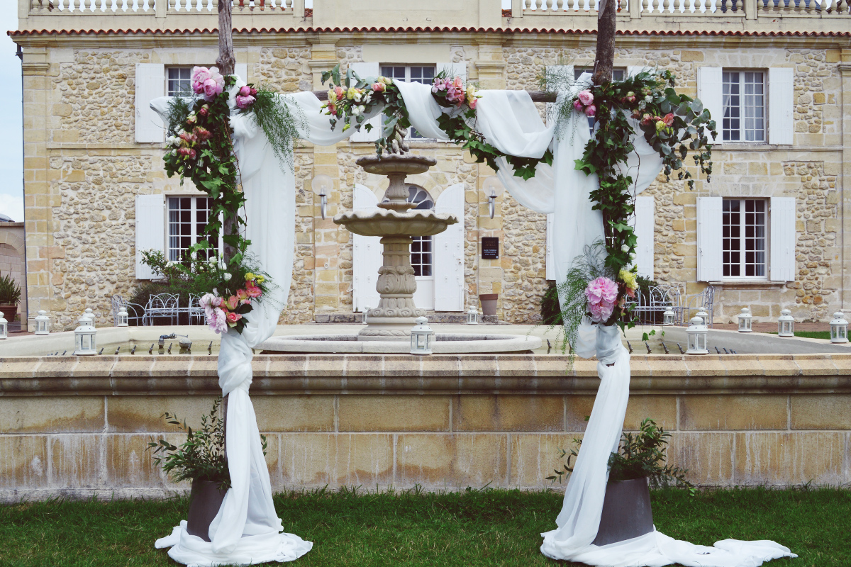 Décoration d'arche de cérémonie laïque champêtre et chic en fleurs et feuillage.
