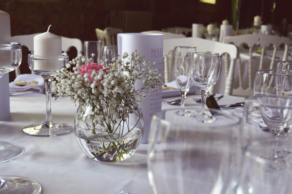 Centre de table en rose et gypsophile de mariage champêtre sur la Gironde.