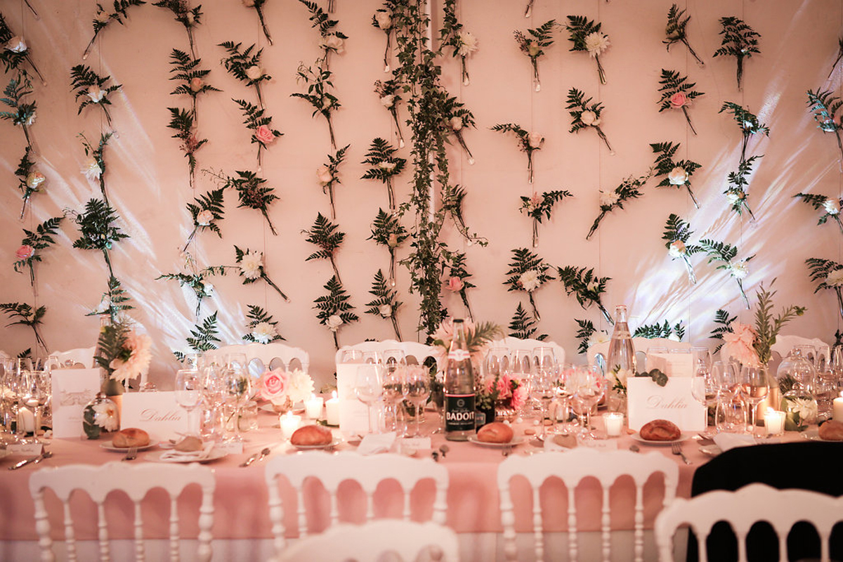 Centre de table mariage romantique en décoration et fleurs.
