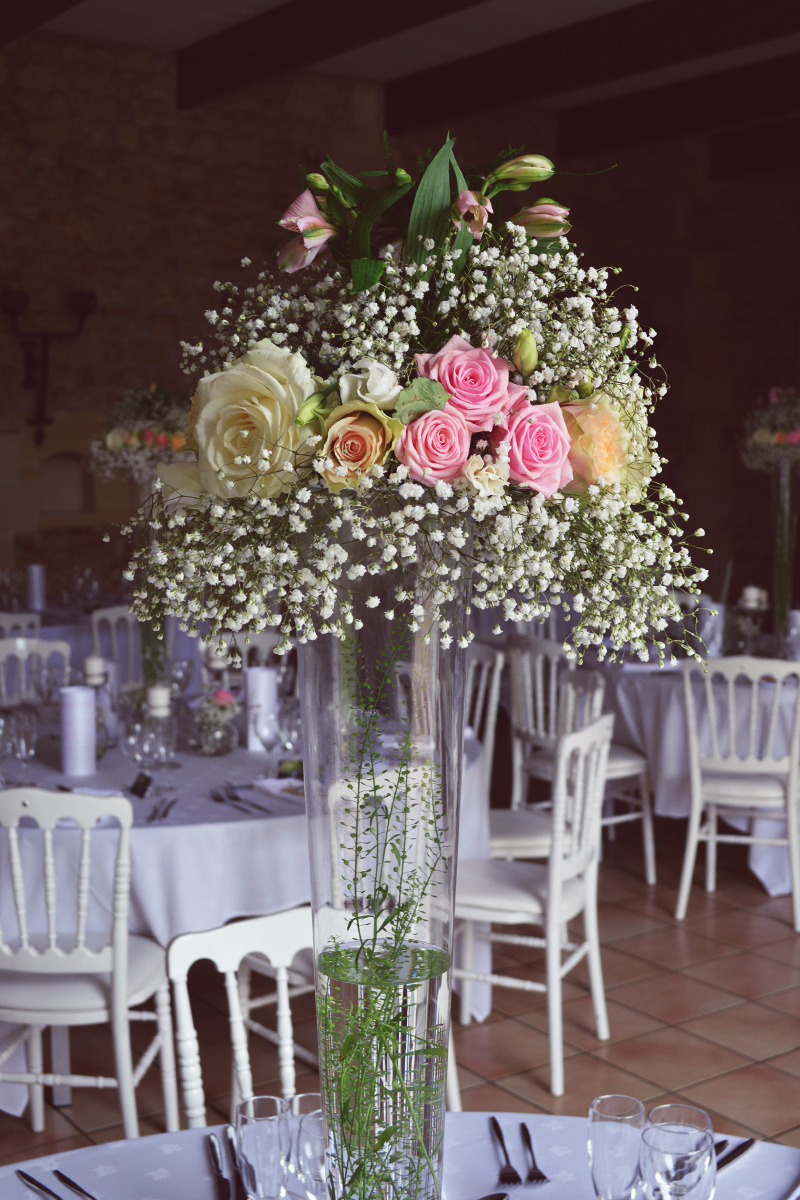 Centre de table Alice couleur pêche - Composition florale de mariage.