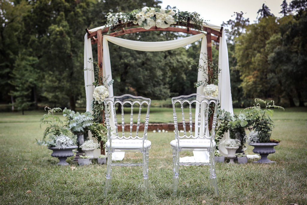 Arche de mariage champêtre pour une décoration en fleur de cérémonie laïque.