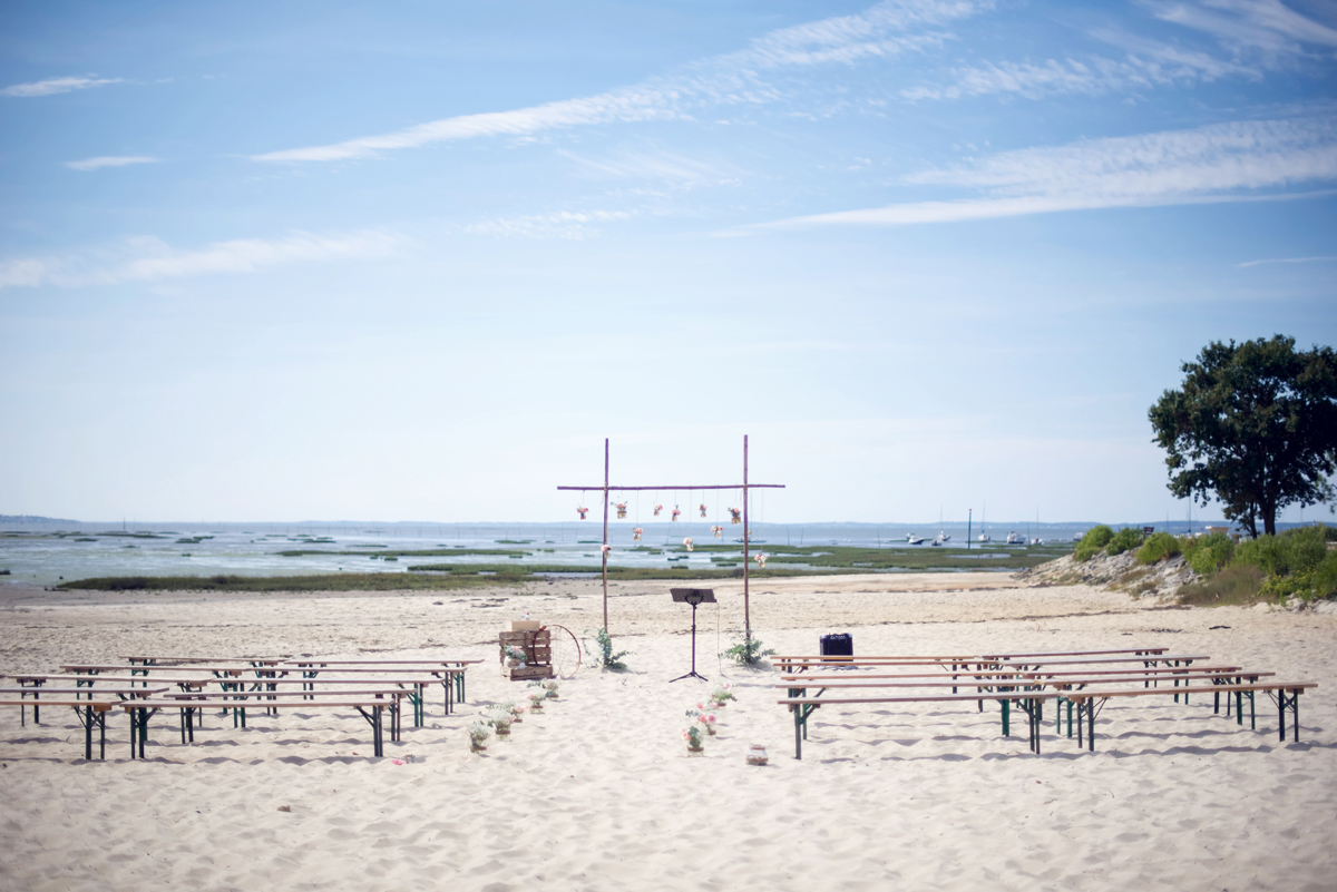 Arche de mariage sur la plage d'une décoration de cérémonie laïque.