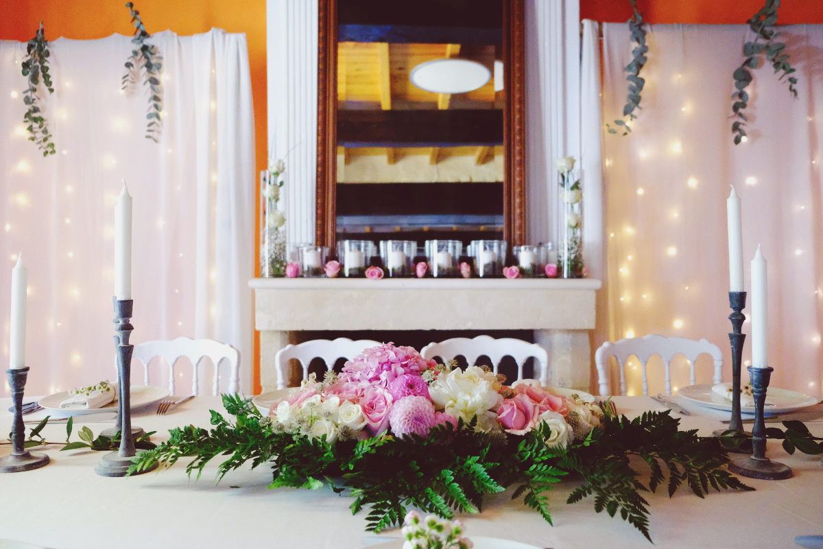 Centre de table mariage moderne en décoration et fleurs.