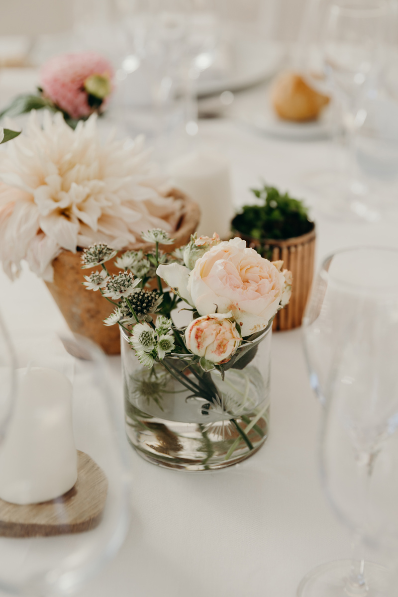 Centre de table mariage moderne en décoration et fleurs.