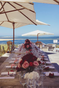 Une Table D'honneur De Mariage à La Coorniche En Face De L'océan Et De La Plage Avec Sa Terrasse Magnifique.