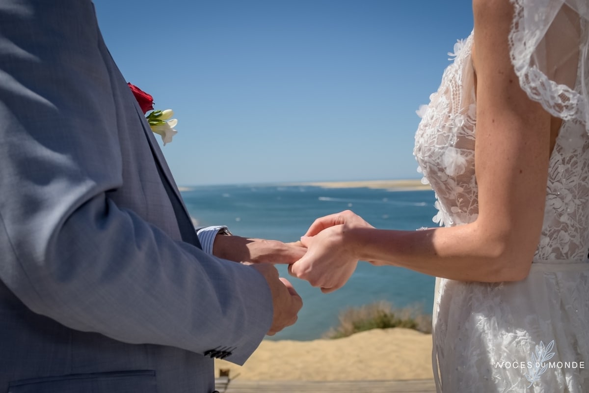 Cérémonie sur la plage de La Coorniche lors d'un mariage en bord de mer sur la plage de Gironde près de la dune du Pilat.