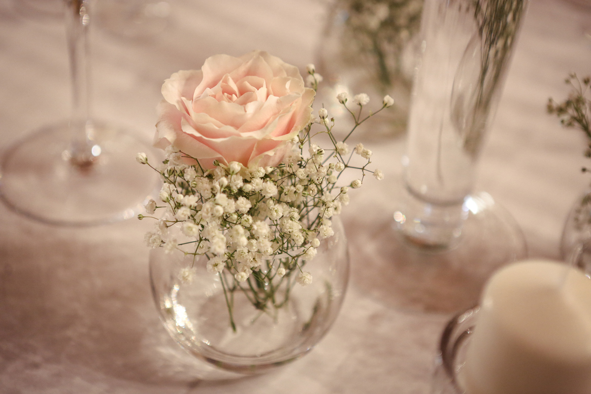 Décoration de mariage blanc, or et rose au style champêtre et chic.