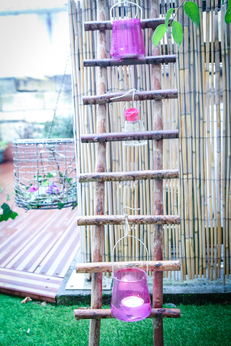 Échelle en bois pour une décoration en fleurs champêtre de mariage, événement et réception.