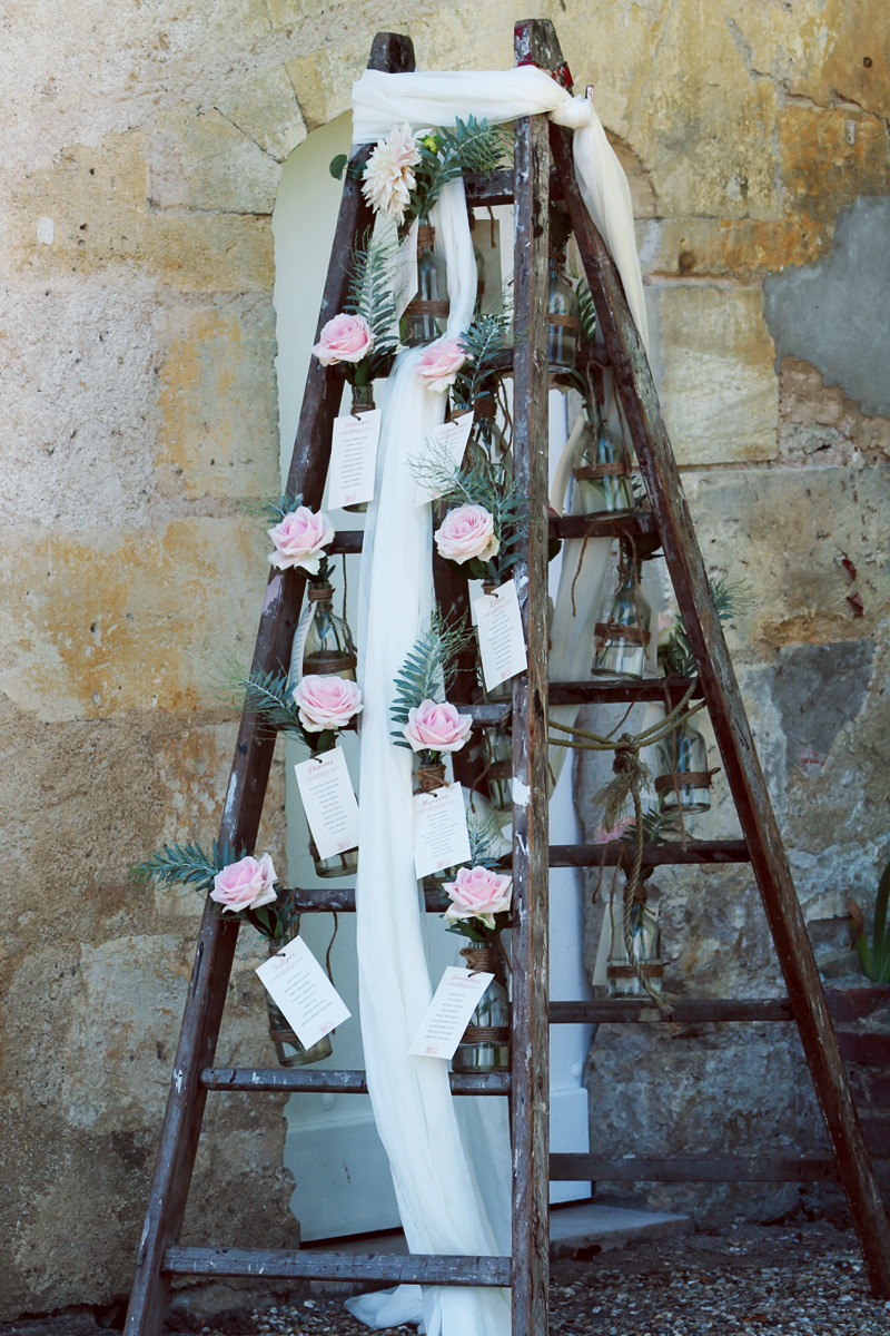 Échelle en bois pour une décoration en fleurs champêtre de mariage, événement et réception.
