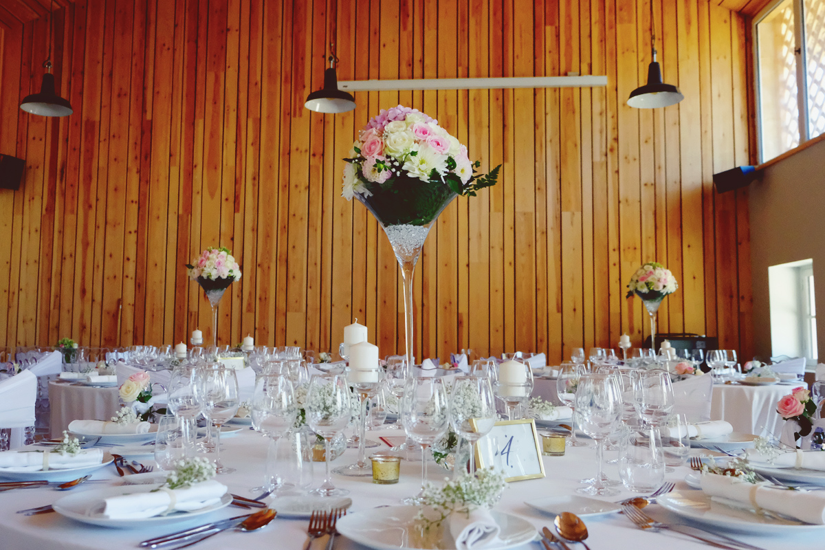 Vase haut pour une décoration de mariage et réception au centre de table et composition florale.