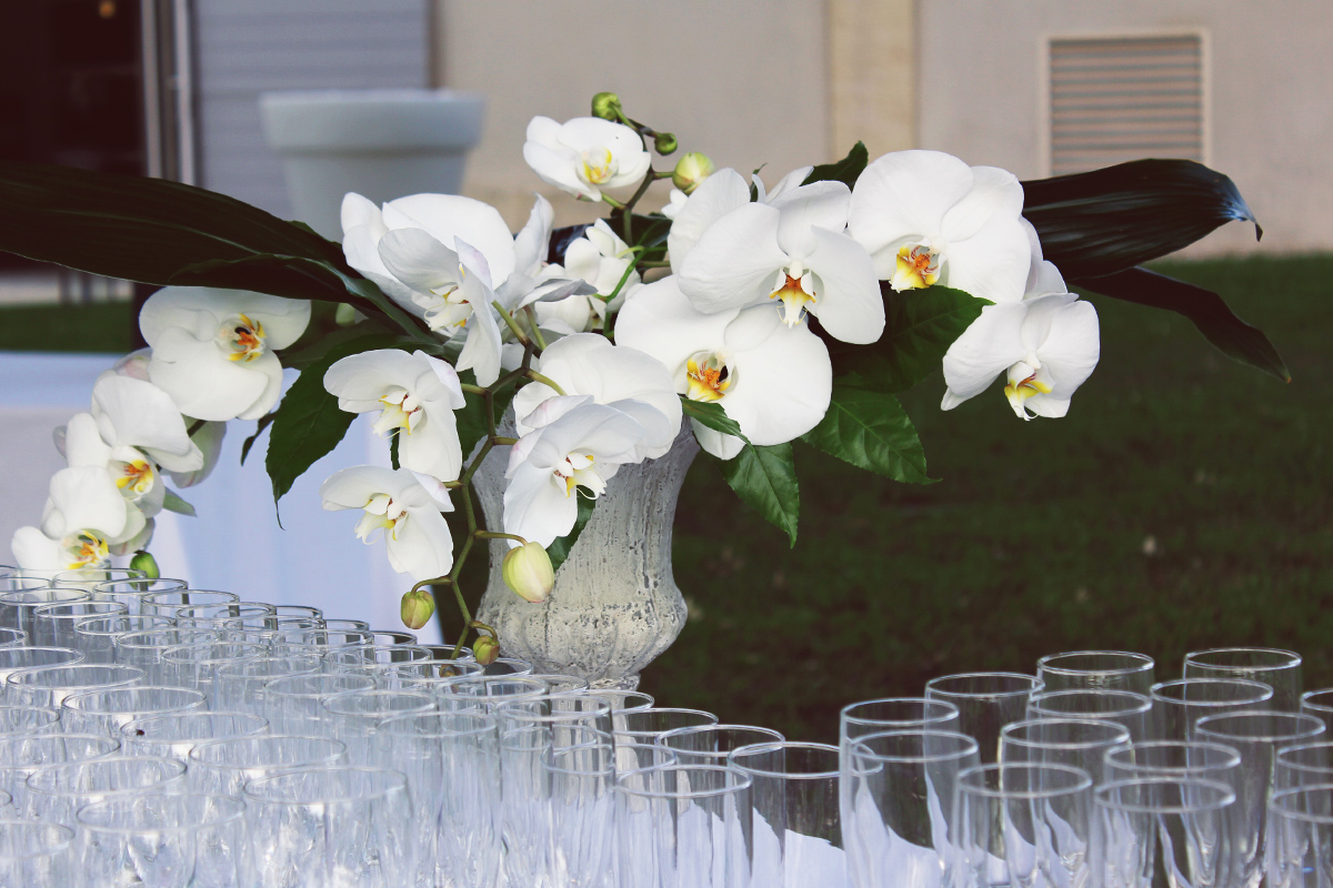 Vase médicis pour une décoration de mariage et réception au centre de table et composition florale.