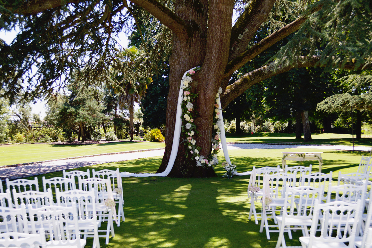 Arche de mariage sur arbre pour une décoration de cérémonie laïque champêtre en extérieur.
