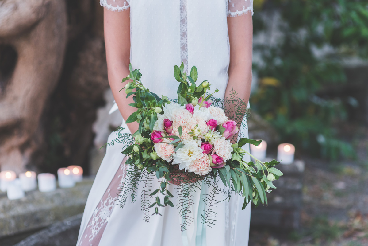 Bouquet en oeillet de mariée lors de mariage et événement aux décoration et composition florale champêtre et chic.