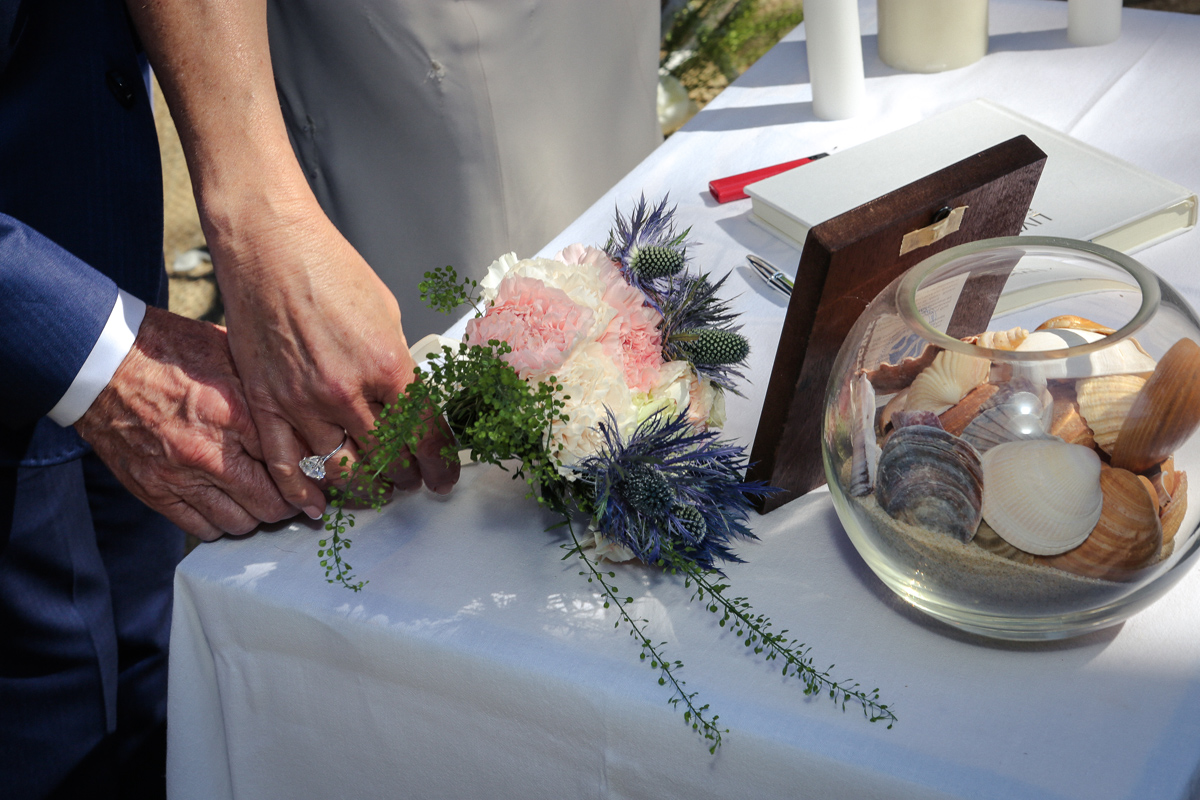 Bouquet en oeillet de mariée lors de mariage et événement aux décoration et composition florale champêtre et chic.