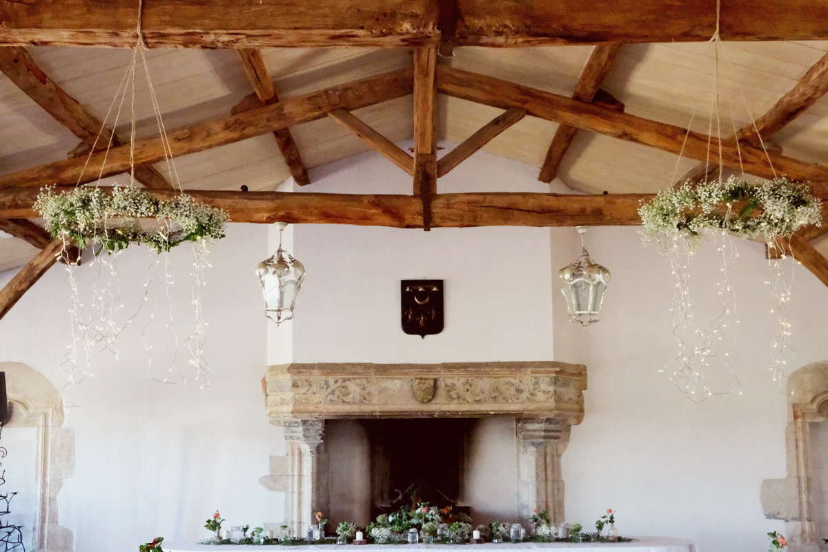 Cerceau fleuri de mariage à la décoration en fleurs de salle et cérémonie champêtre.