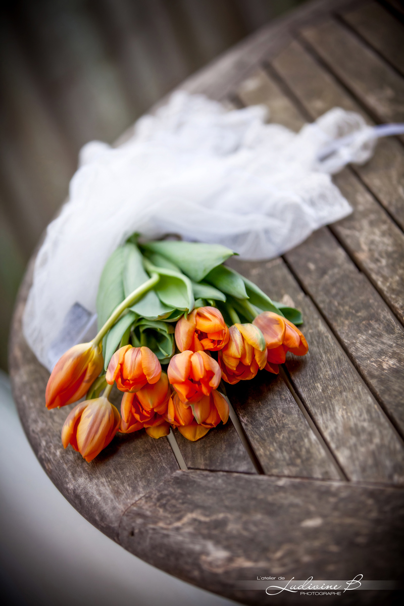 Composition florale en tulipe de mariage lors de décoration et bouquet en fleur.