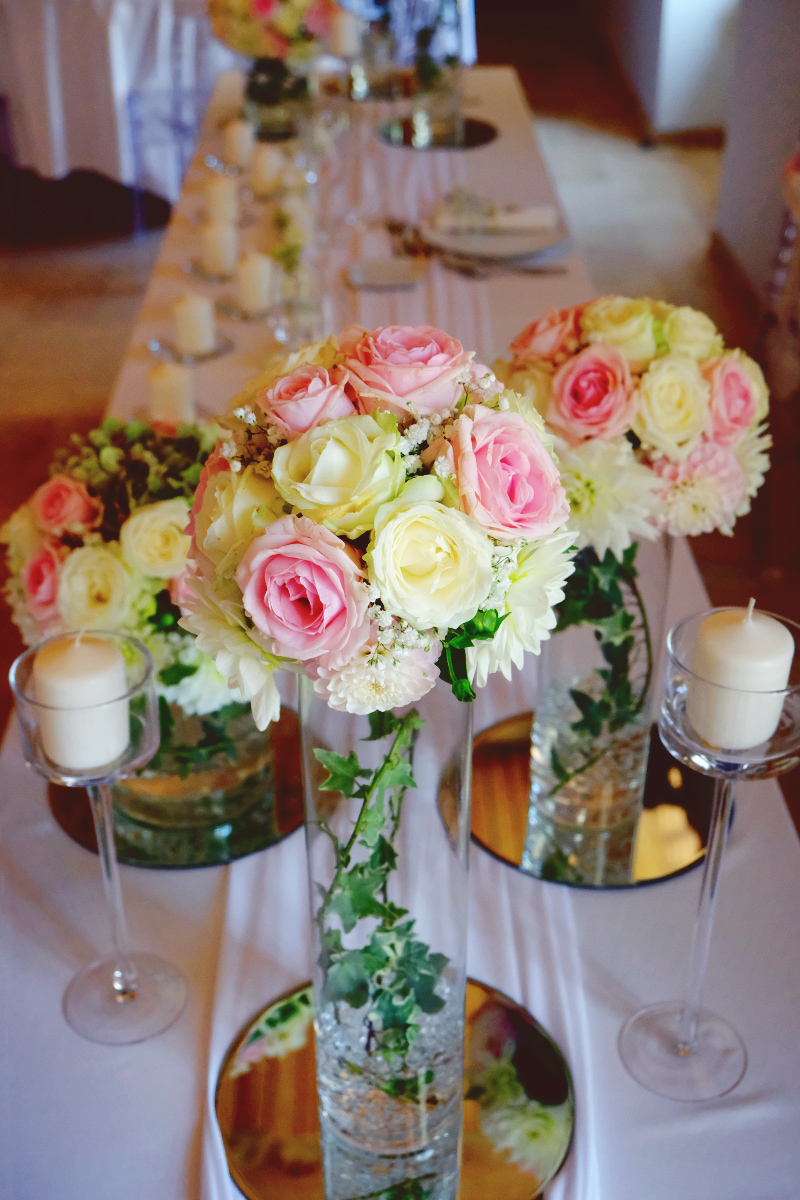 Décoration lierre mariage d'un centre de table et composition florale de réception.